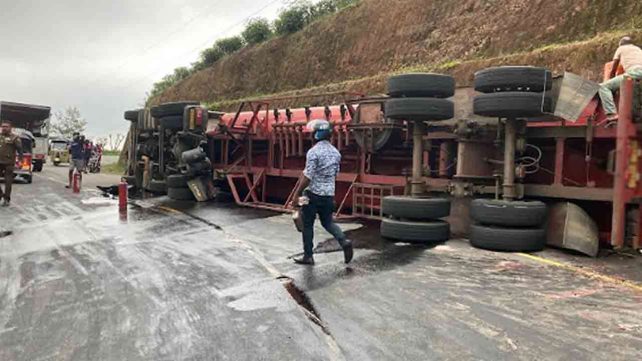 நானுஓயாவில் எரிபொருள் பௌசர் விபத்து