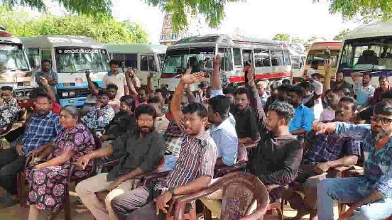 வீதி மறியல் போராட்டத்தில் ஈடுபட்ட பேருந்து உரிமையாளர்கள்