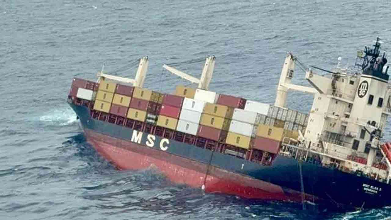 கேரளாவில் சரக்குக் கப்பல் கவிழ்ந்து விபத்து