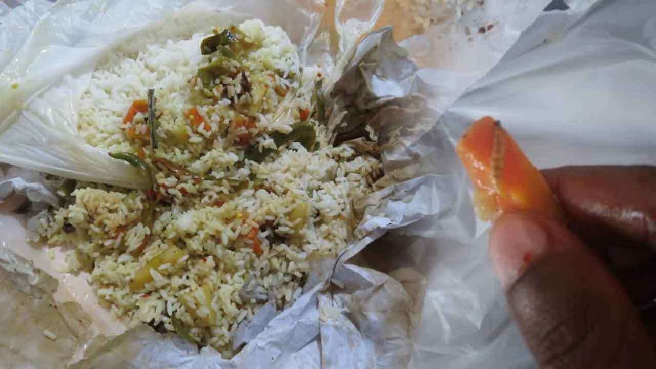 சட்டத்தரணி வாங்கிய மதிய உணவு பொதியில் புழு!