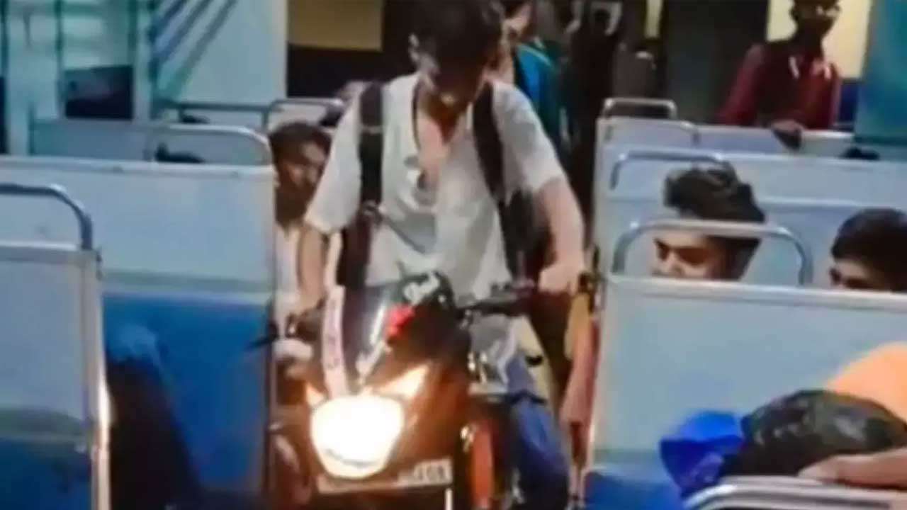 ஓடும் ரயிலுக்குள் மோட்டார் சைக்கிள் ஓட்டிய வாலிபர்