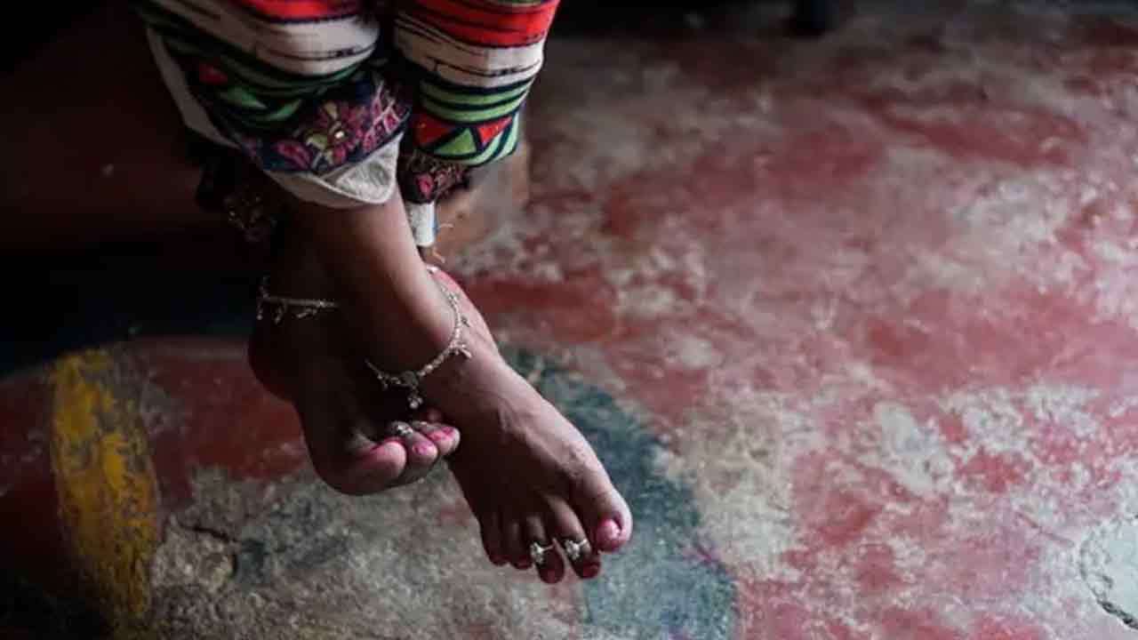 மனைவியை அடித்துக் கொன்ற கணவன்