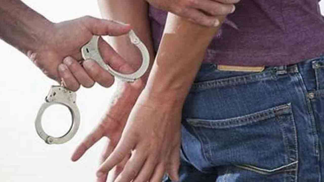 இரு மதுவரி அதிகாரிகள் கைது