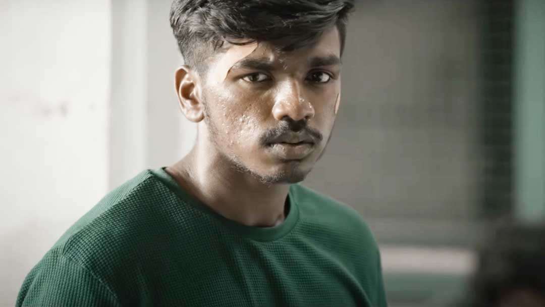 படத்தை பார்த்தா கொமட்டிக்கிட்டு வருது? 