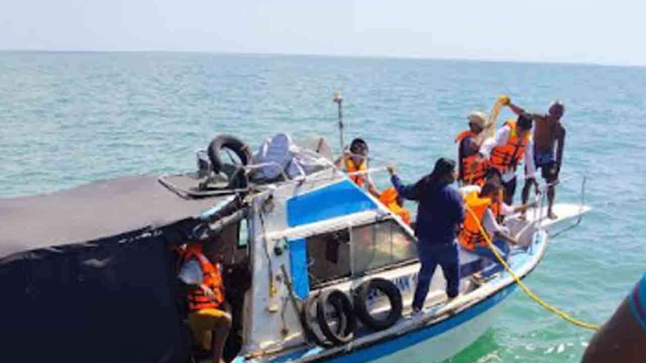 நெடுந்தீவுக்கு அருகில் கவிழ்ந்த படகு.. மயிரிழையில்  உயிர் தப்பிய பயணிகள்