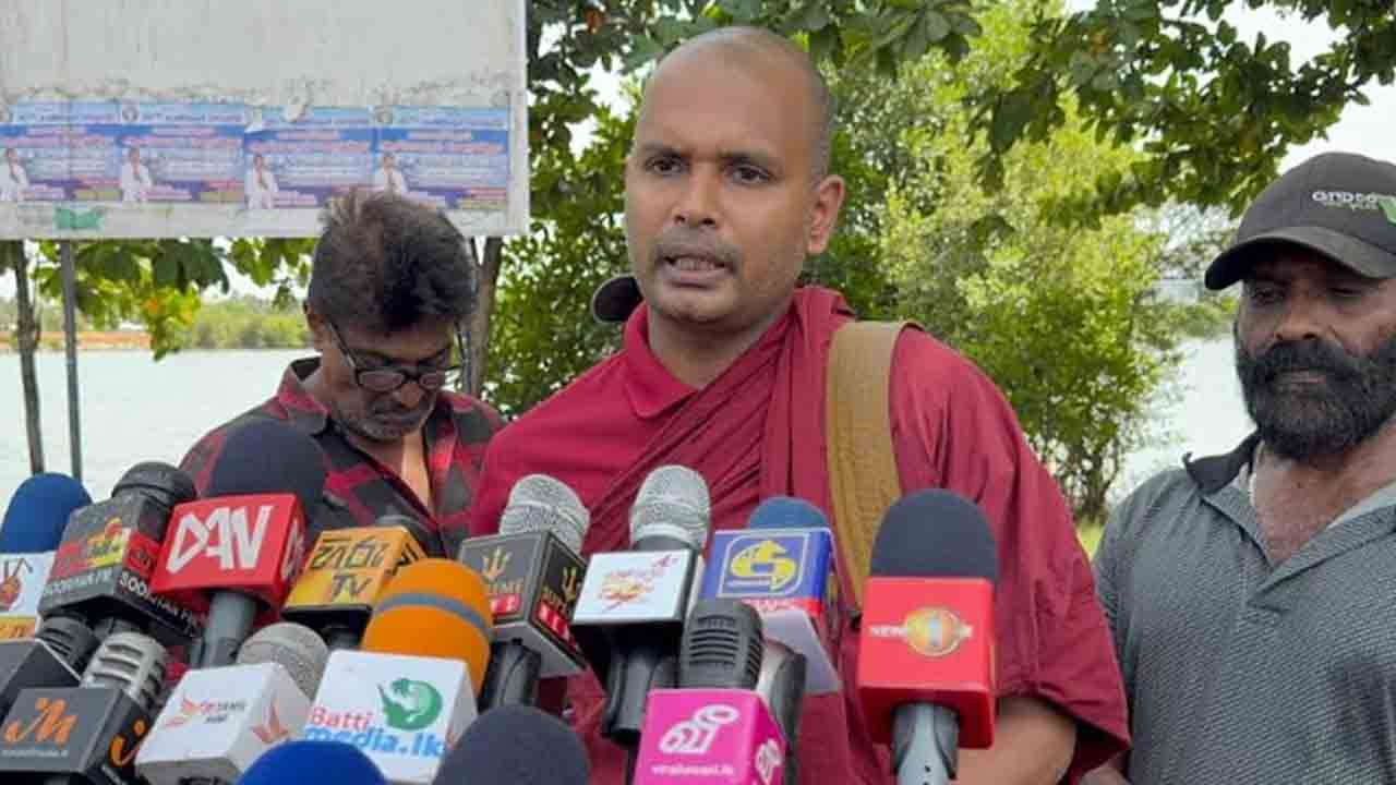 தொப்பி அணிந்து தாடி வளர்த்தால் பயங்கரவாதி, மொட்டை அடித்து தாடியை எடுத்தால் அகிம்சைவாதியா!