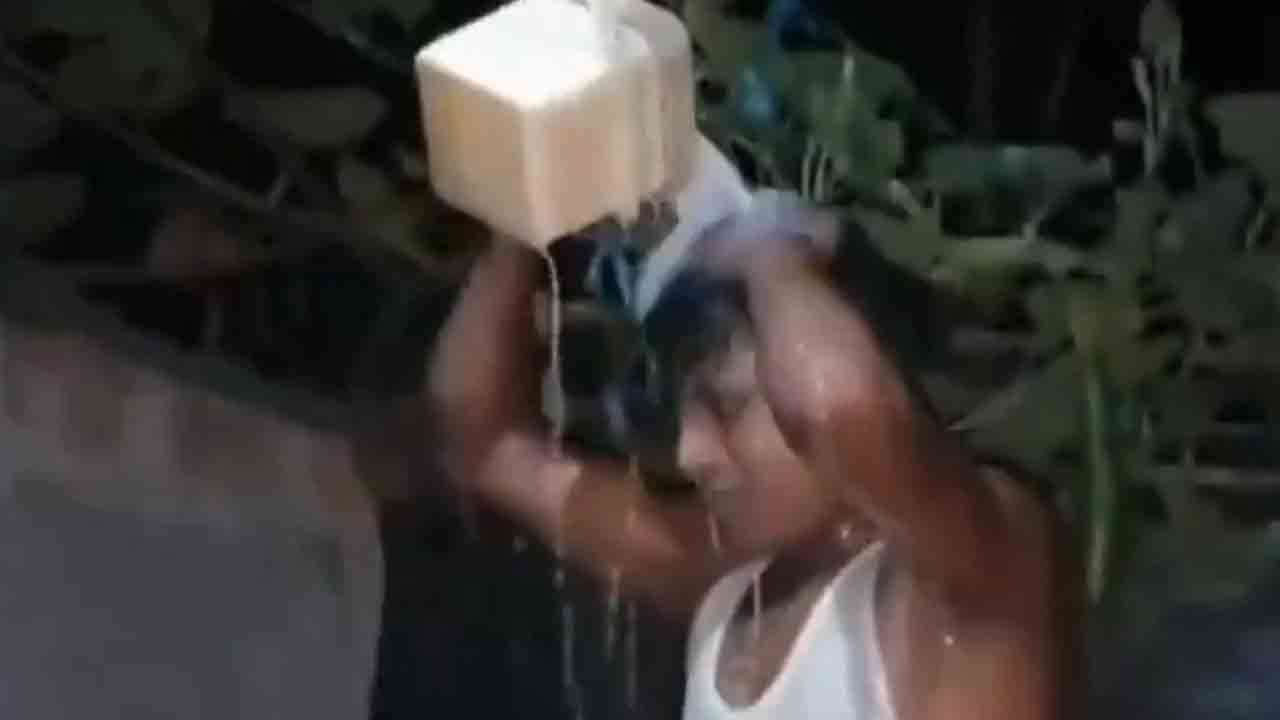 விவாகரத்தை கொண்டாடிய நபர்