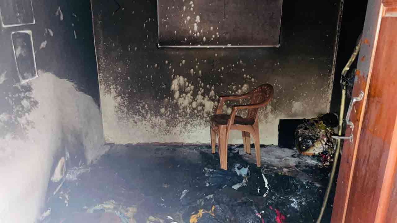 சிறைக் காவலாளியின் வீட்டின் மீது பெற்றோல் குண்டுத் தாக்குதல்