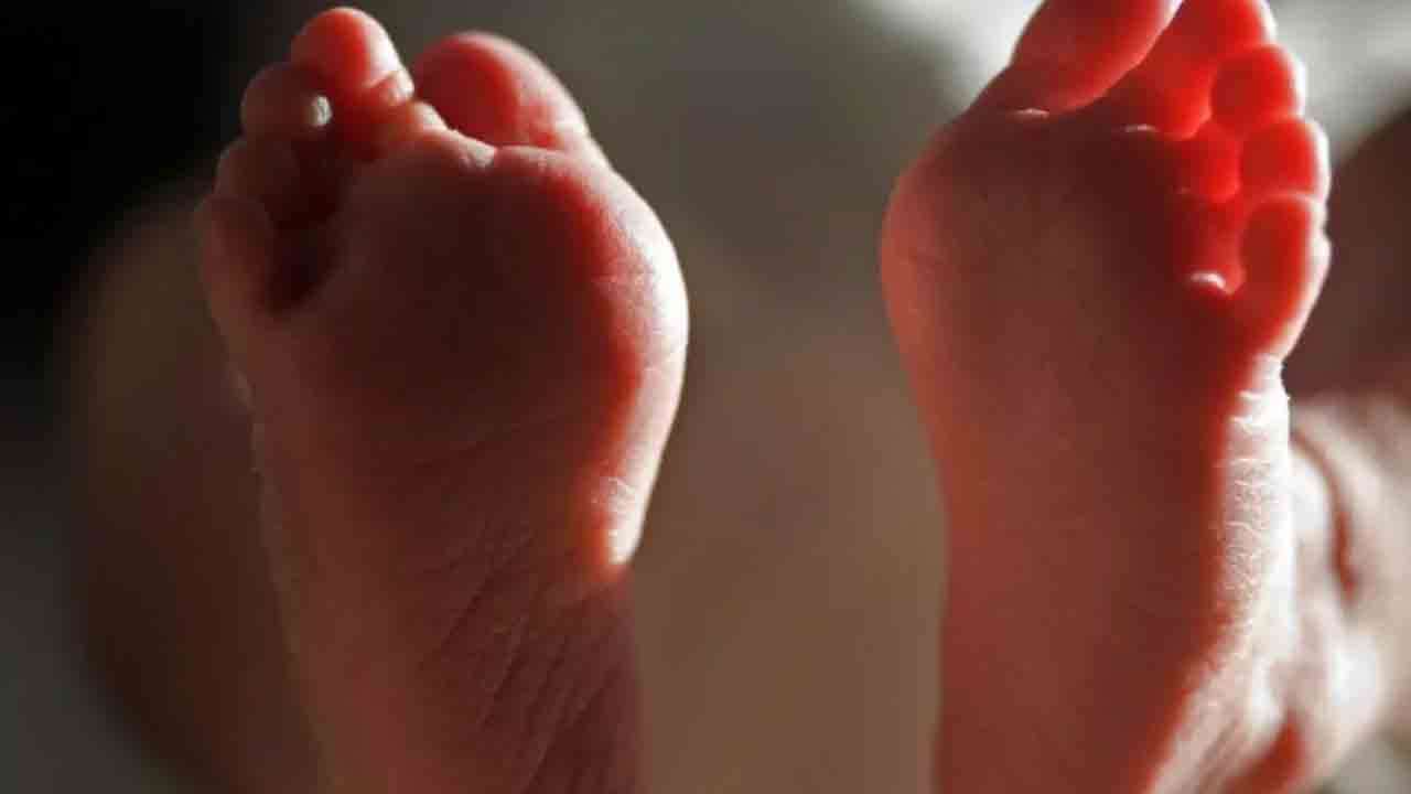 குழந்தையை பிரசவித்து ஜன்னல் வழியே வீசியெறிந்த பெண்