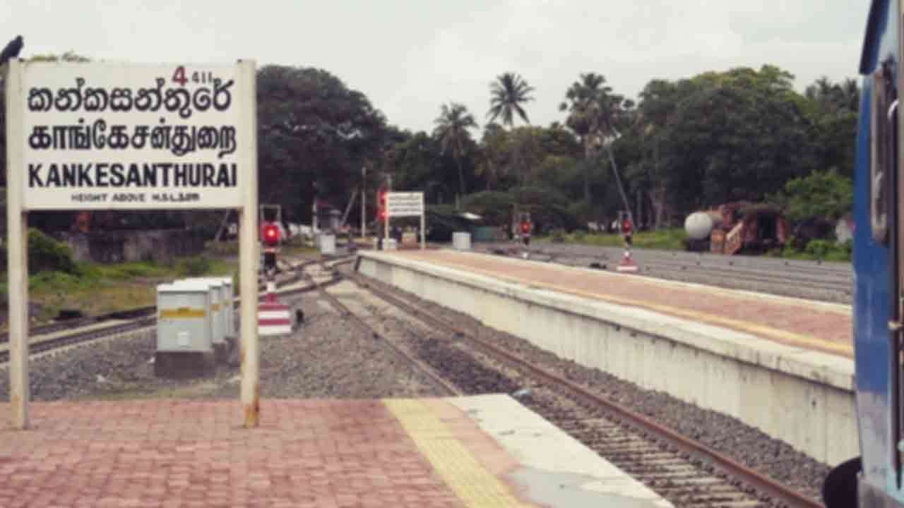 யாழில் ரயிலில் சிக்கி யுவதியின் கால் துண்டான துயரம்!