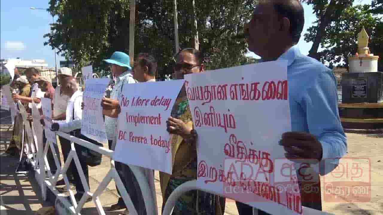 ஓய்வூதியம் பெறும் ஆசிரியர்கள் மட்டக்களப்பில் போராட்டம்