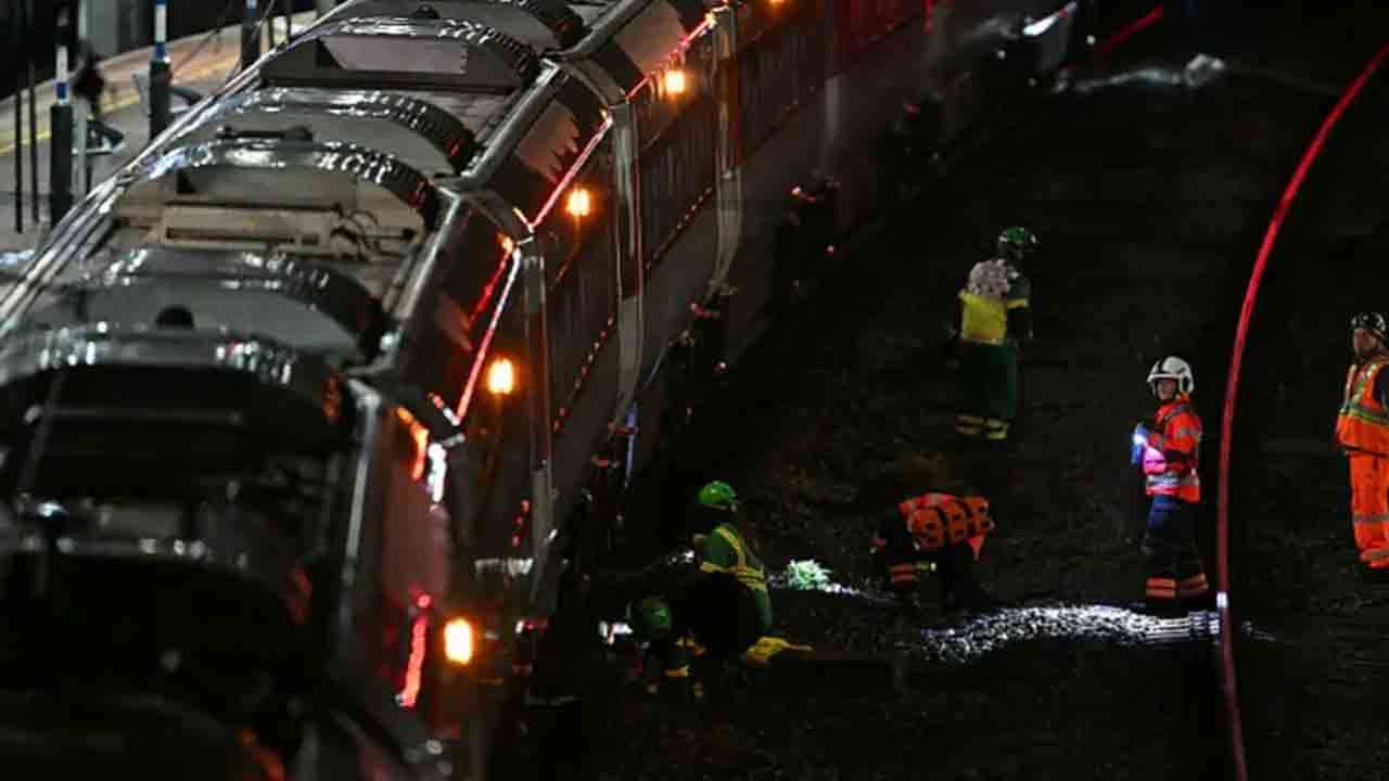 இங்கிலாந்தில் ஓடும் ரயிலில் கத்திகுத்து - 9 பேர் காயம்