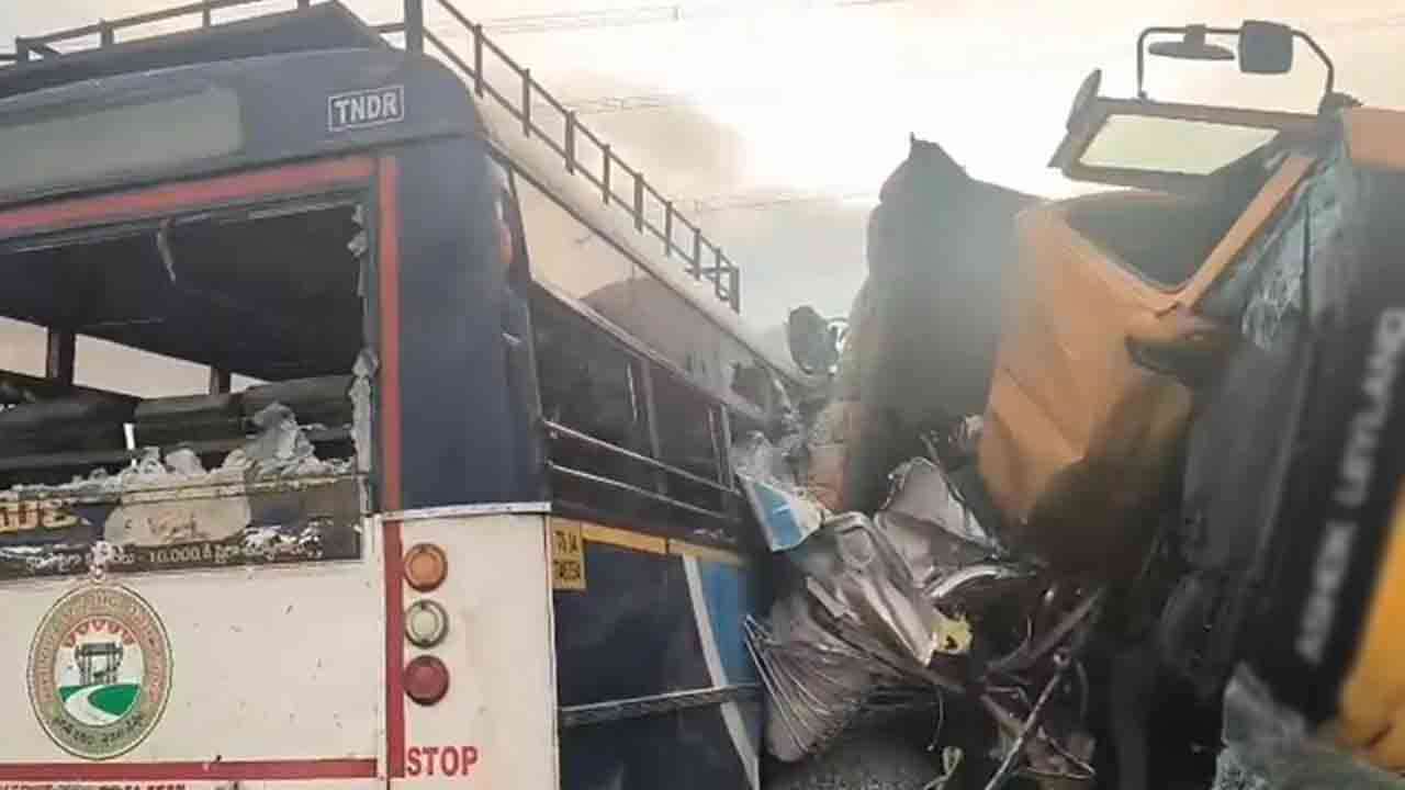 இந்தியாவில் மற்றொரு கோர விபத்து - 17 பேர் பலி