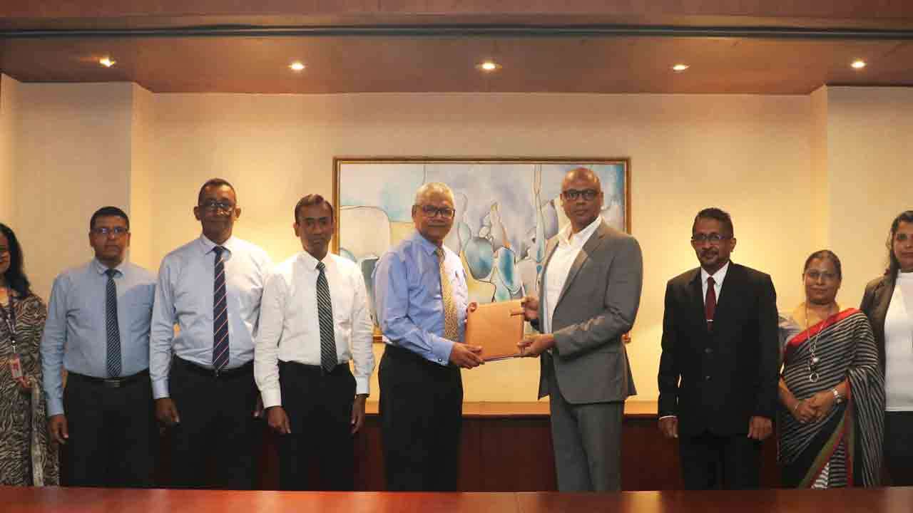 மின்சார பயணிகள் மற்றும் வணிக வாகன நிதியுதவிக்கான அணுகலை விரிவுபடுத்துவதற்காக NDB வங்கி, Gavinro International (Pvt) Ltd உடன் பங்குடைமை