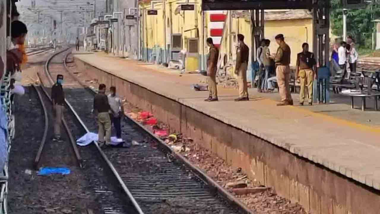 ரயிலுடன் மோதி 4 பயணிகள் பலி