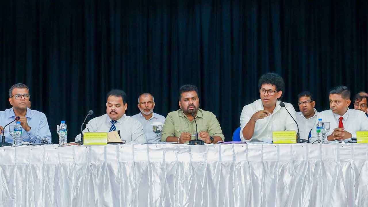 அனர்த்தத்தை அனுதாபமாகப் பார்க்காமல் கடினமாக உழைத்து மீண்டும் எழுவோம்