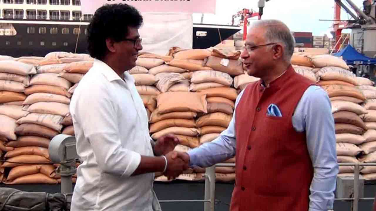 இந்தியாவின் மேலும் ஒரு தொகை நிவாரணப் பொருட்கள் கொழும்பிற்கு