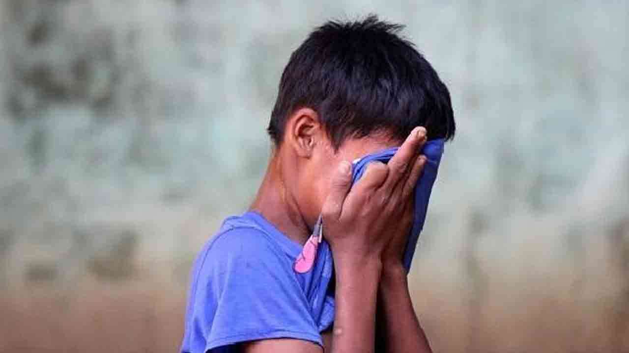 ஓரினச்சேர்க்கை.. சித்திரவதை அனுபவித்த மாணவன்!