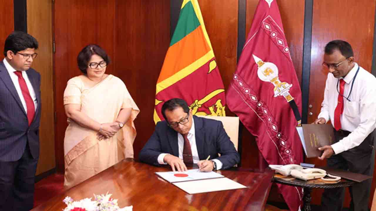 மூன்று சட்டமூலங்களை சான்றுரைப்படுத்தினார் சபாநாயகர்