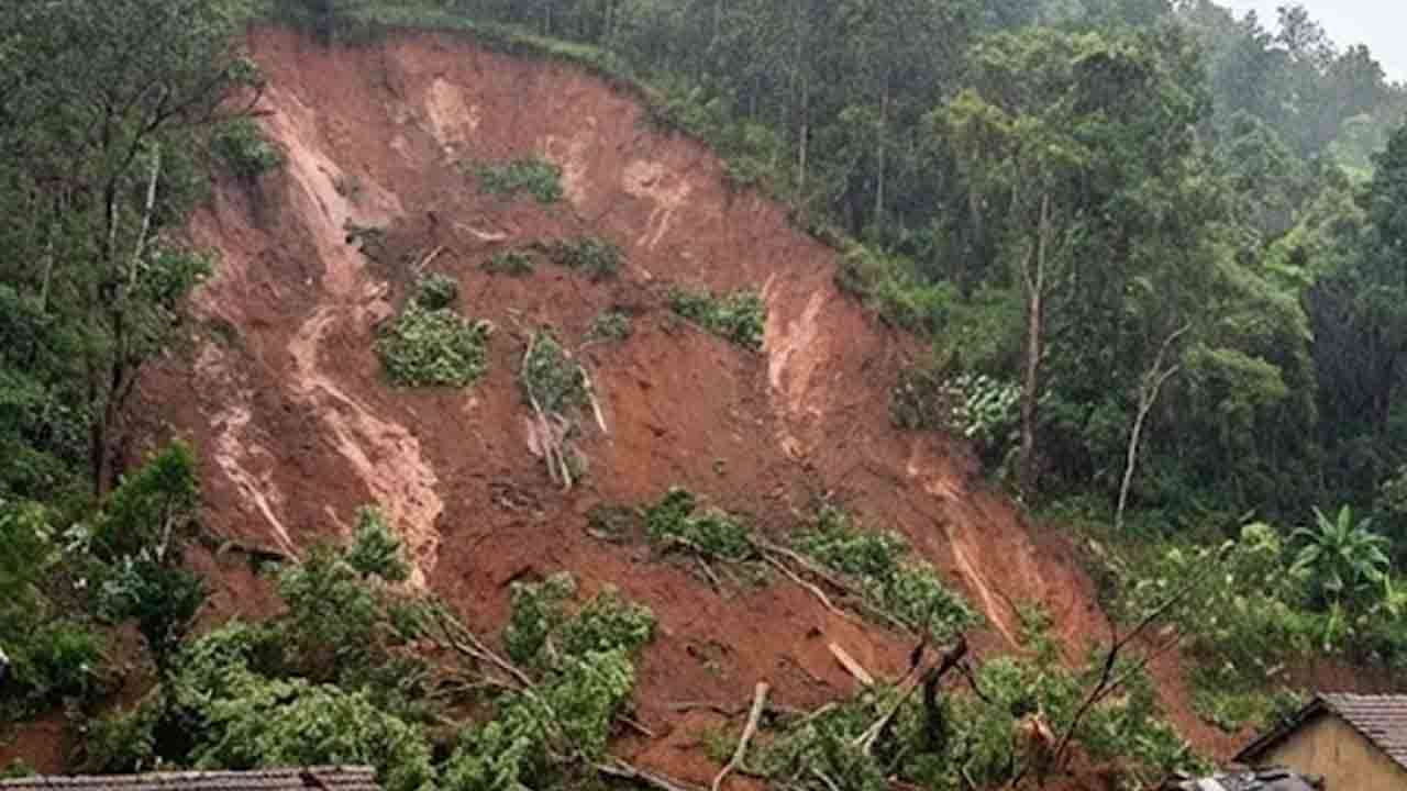 ஹுன்னஸ்கிரிய நகருக்கு அருகில் மண்சரிவு