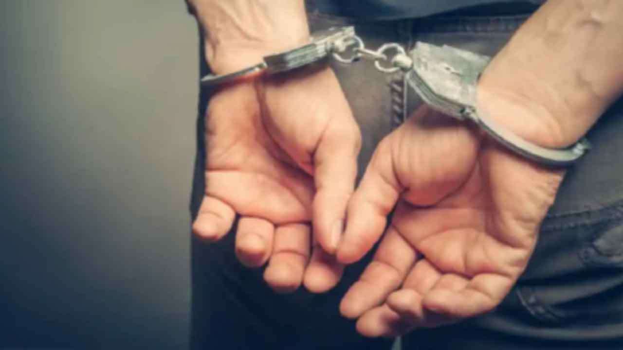 சுற்றுலா விடுதியில் டொலர் திருடியவர் கைது