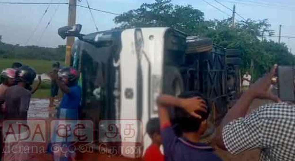 பேருந்து விபத்து: 14 பேர் வைத்தியசாலையில் அனுமதி!