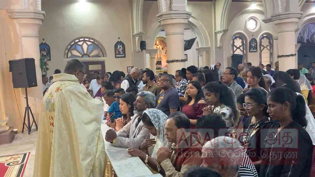 நுவரெலியா மற்றும் ஹட்டனில் நத்தார் விசேட வழிபாடுகள்!