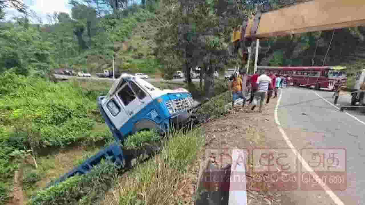 சீமெந்து ஏற்றிச் சென்ற லொரி 30 அடி பள்ளத்தில் வீழ்ந்து விபத்து