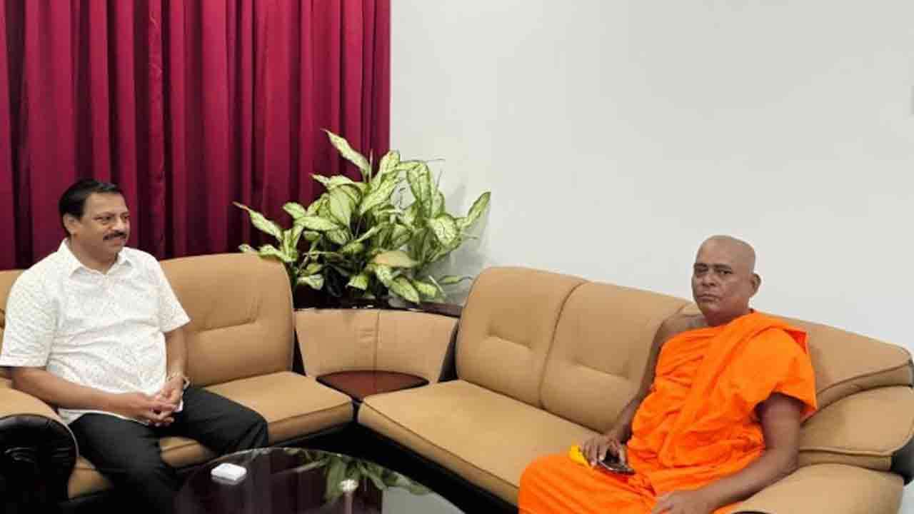 நயினாதீவு விகாராதிபதி, மாவட்ட அரசாங்க அதிபர் இடையே சந்திப்பு