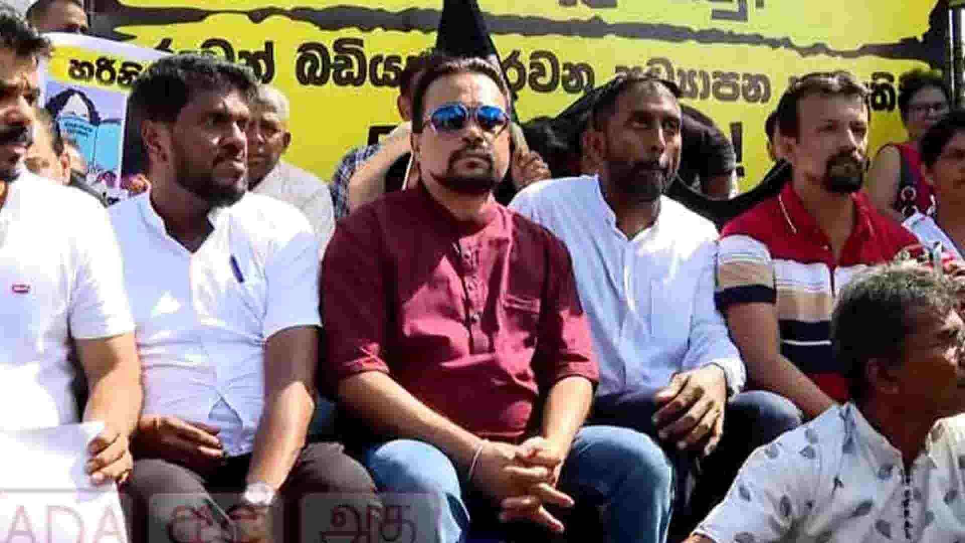 சத்தியாக்கிரகத்தை ஆரம்பித்தார் விமல் 