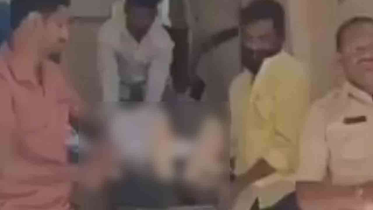 படம் பார்க்கும்போது தியேட்டரிலேயே உயிரைவிட்ட ரசிகர்!