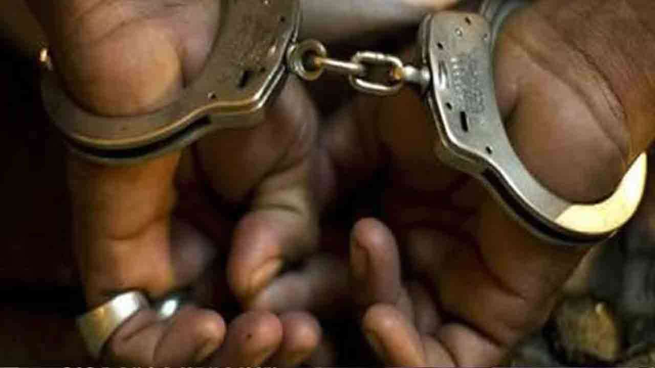 பெண்ணை வாளால் தாக்கிய நபர் துப்பாக்கியுடன் கைது