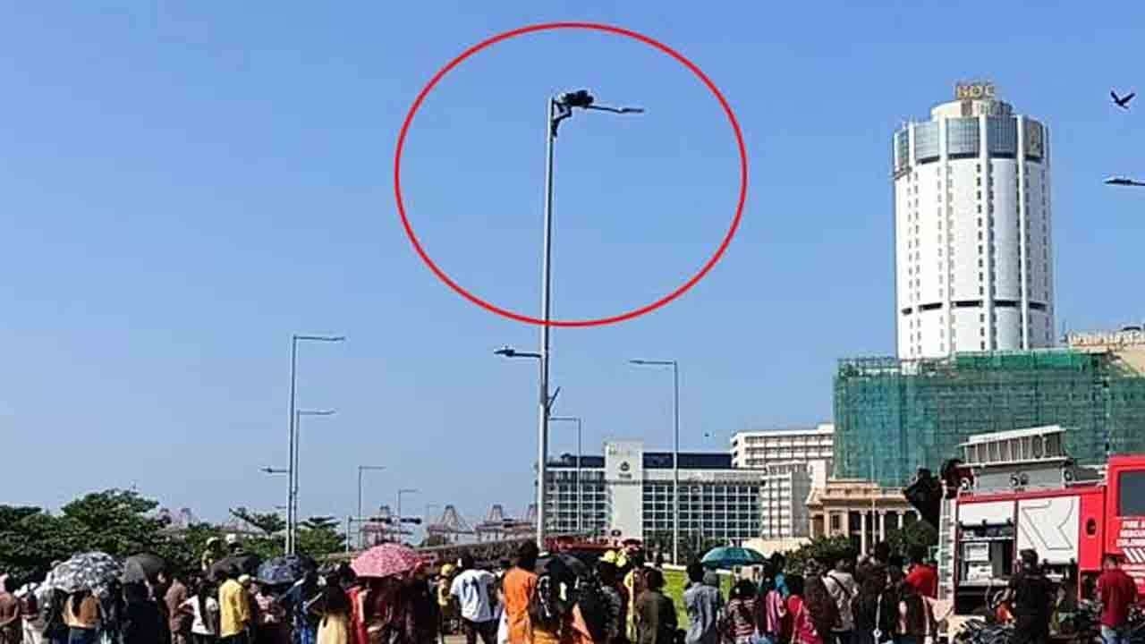 காலி முகத்திடலில் மின்கம்பத்தில் ஏறி ஒருவர் போராட்டம்