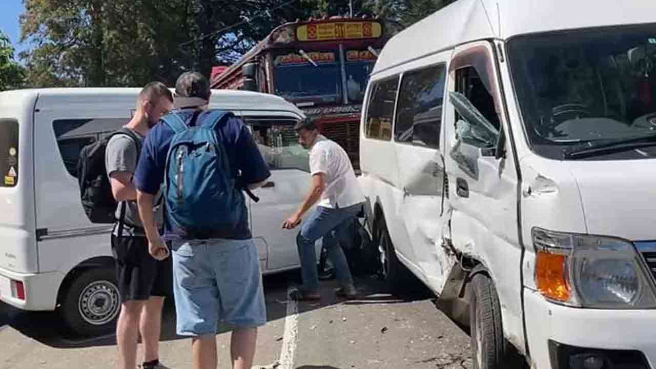 வெளிநாட்டு சுற்றுலாப் பயணிகள் சென்ற வேன் விபத்து 