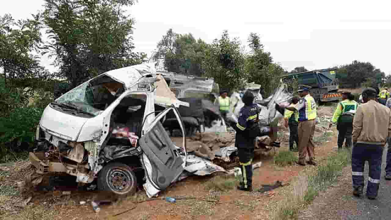 லாரி மீது பாடசாலை பேருந்து மோதி கோர விபத்து - 13 சிறுவர்கள் உயிரிழப்பு