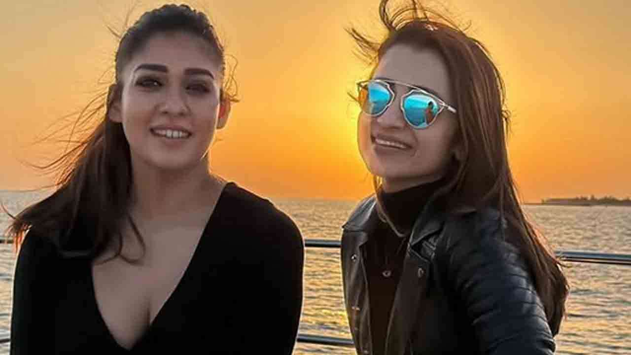 வெளிநாட்டில் சொகுசு படகில் நயன்தாரா மற்றும் த்ரிஷா