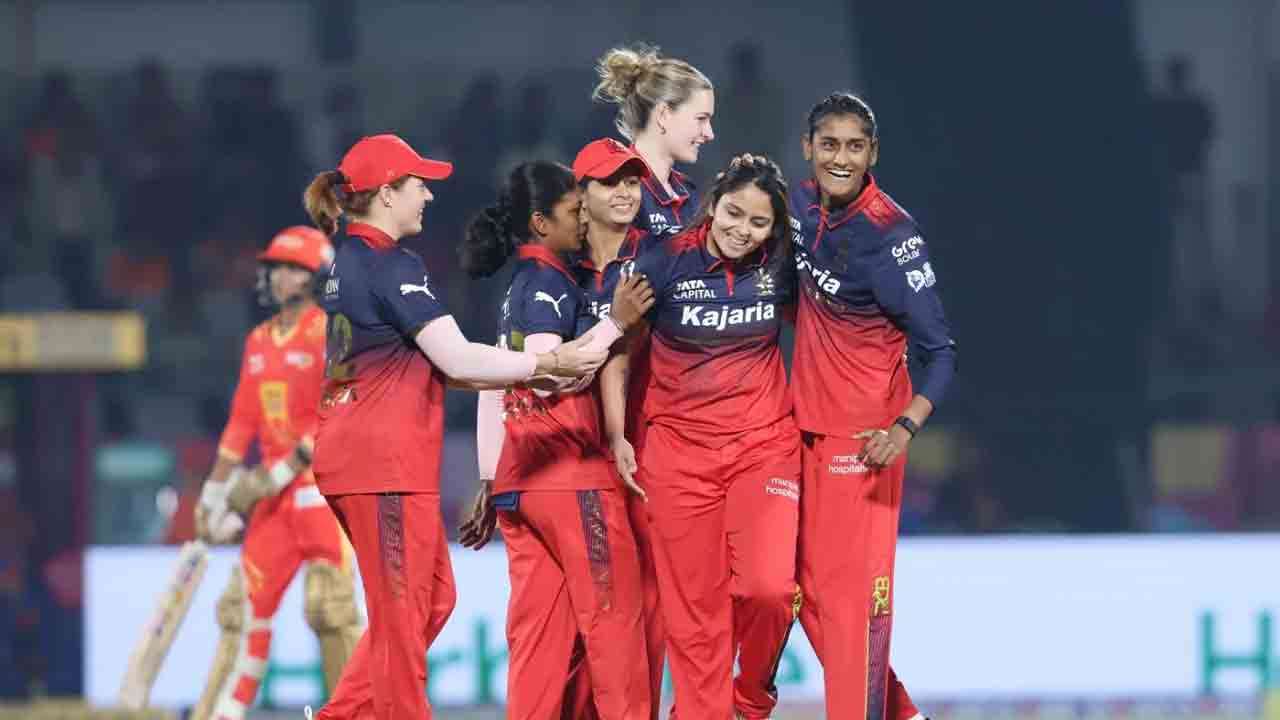 முதல் அணியாக பிளே ஆப் சுற்றுக்கு முன்னேறிய RCB