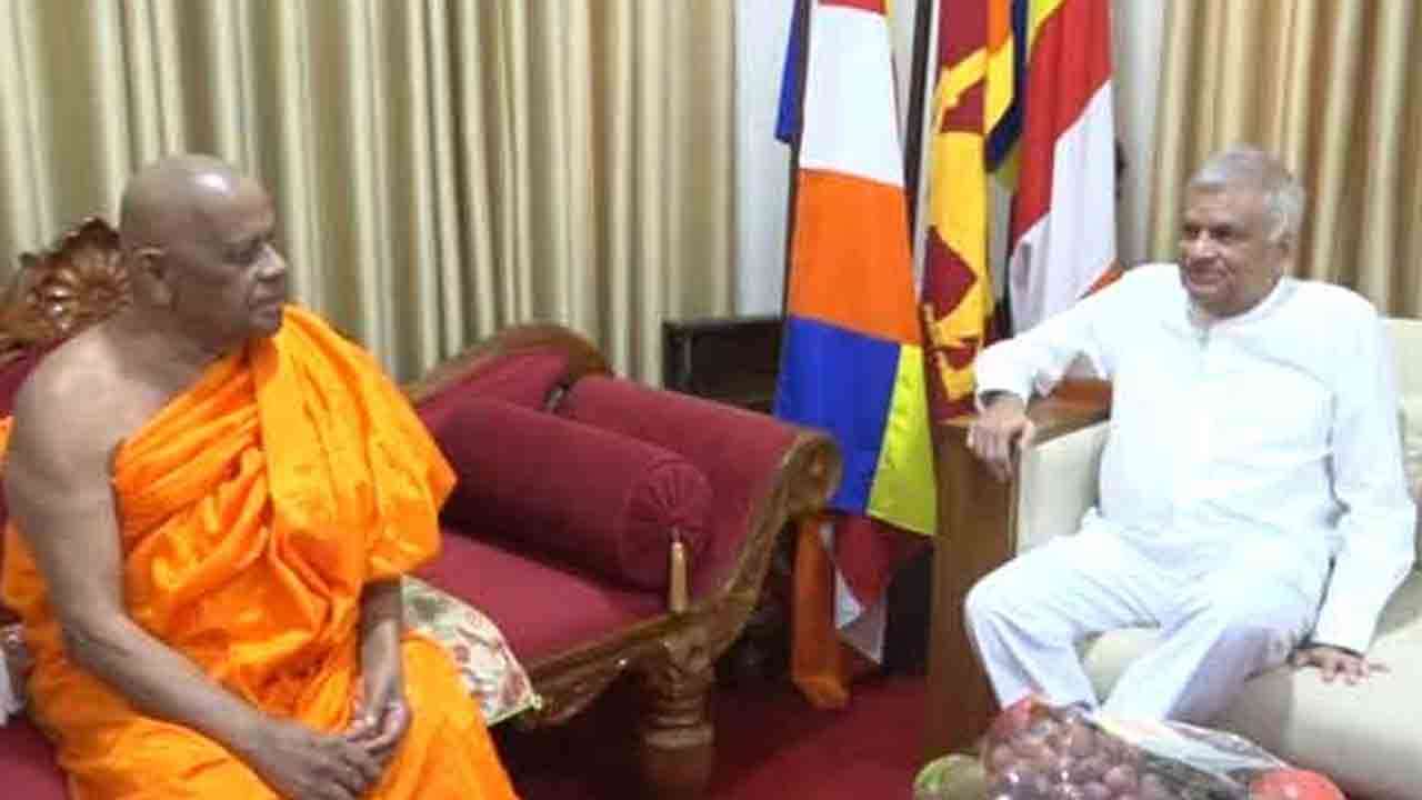 மல்வத்து, அஸ்கிரிய மகா நாயக்க தேரர்களை சந்தித்த ரணில் 