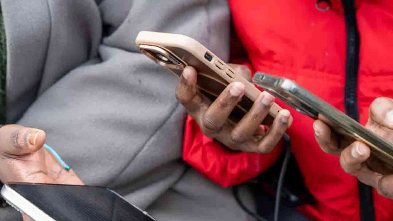 15 வயதுக்குட்பட்டோர் சமூக வலைதளங்கள் பயன்படுத்த தடை! 