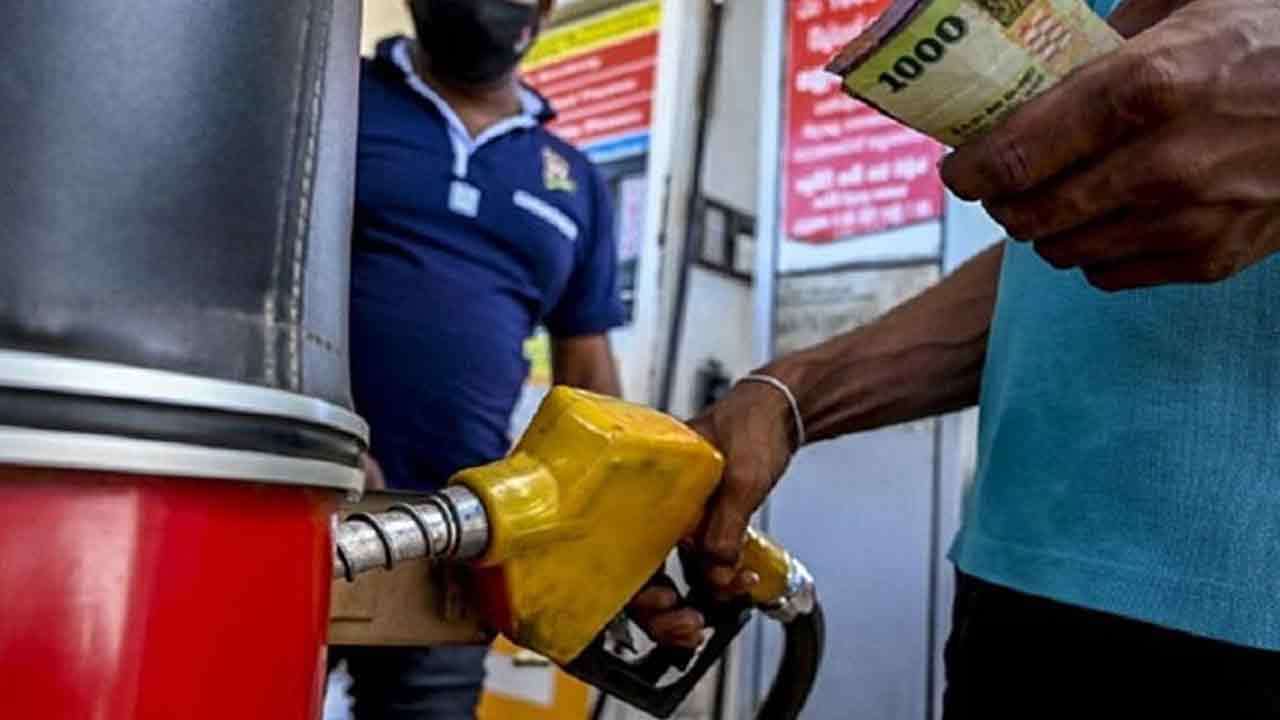 பெற்றோல், டீசல் விலைகளில் வீழ்ச்சி
