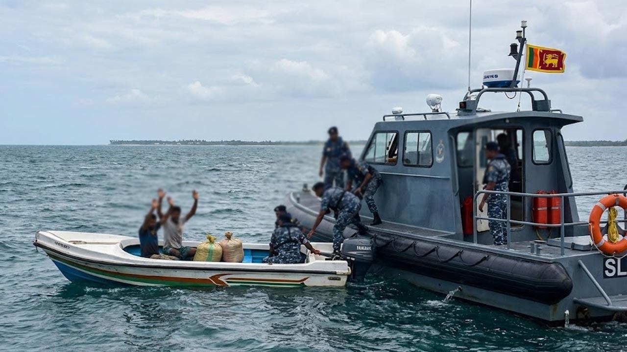 மன்னார் கடலில் சுற்றிவளைக்கப்பட்ட போதைப்பொருள் படகு?