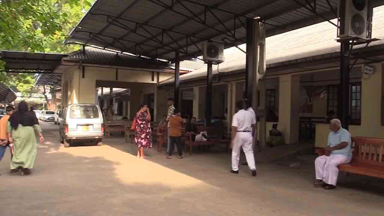 யாழ். போதனா வைத்தியசாலை  வைத்தியர்கள் பணிப் புறக்கணிப்பு!