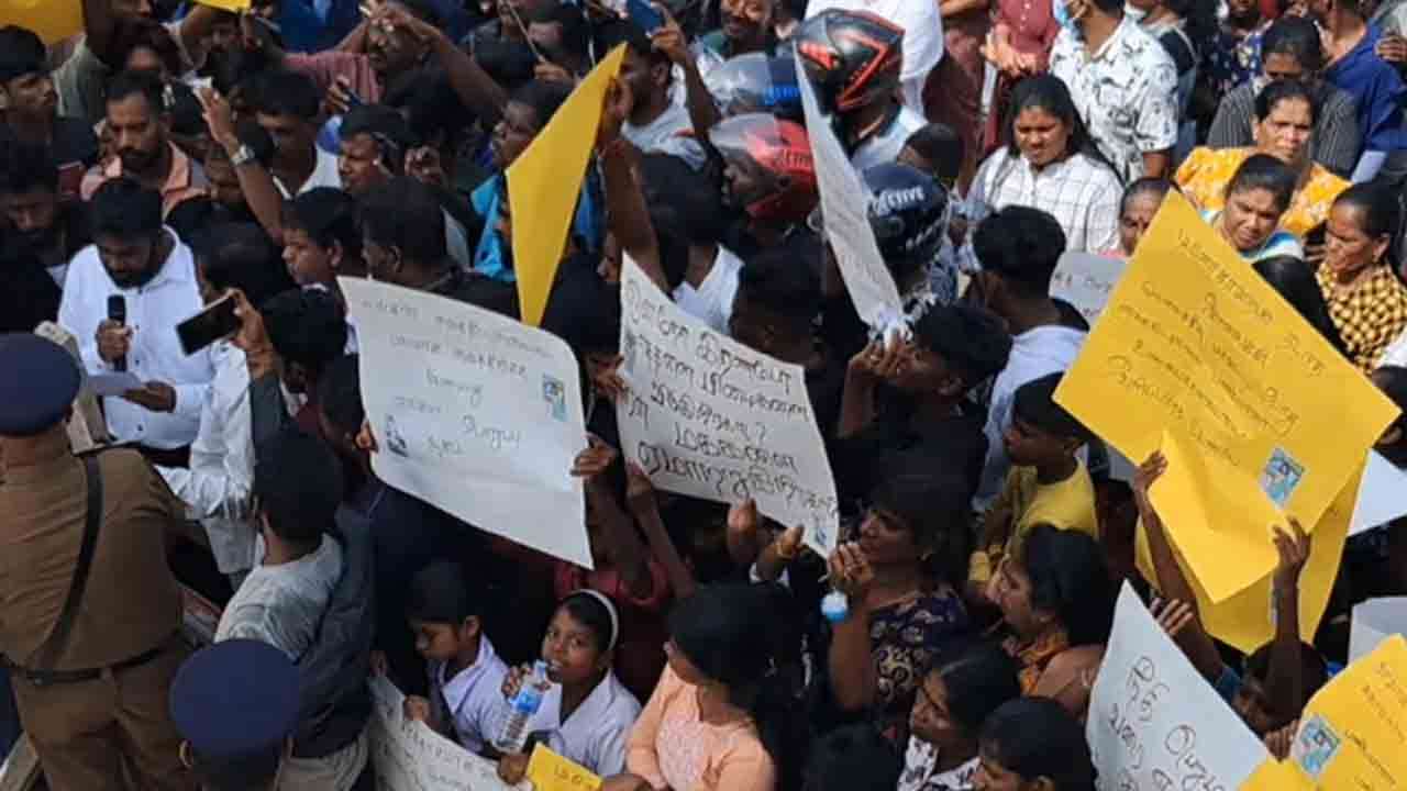 மாஞ்சோலை வைத்தியசாலைக்கு முன்பாக இடம்பெற்ற ஆர்ப்பாட்டம்!