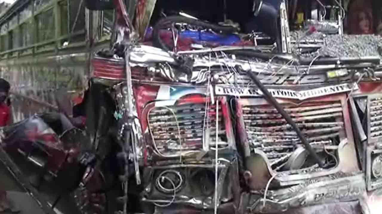 பேருந்தும் டிப்பரும் நேருக்கு நேர் மோதி கோர விபத்து 