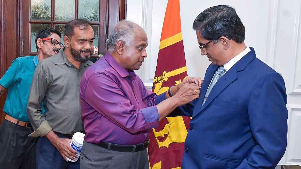 ஜனாதிபதியின் செயலாளருக்கு அணிவிக்கப்பட்ட கொடி!