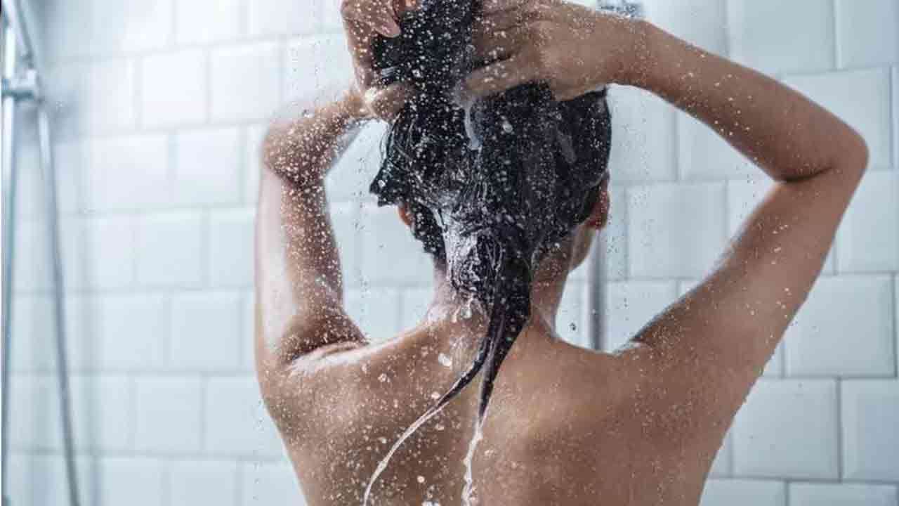 ஆடையும் இல்லாமல் நிர்வாணமாக குளிப்பது சரியா?