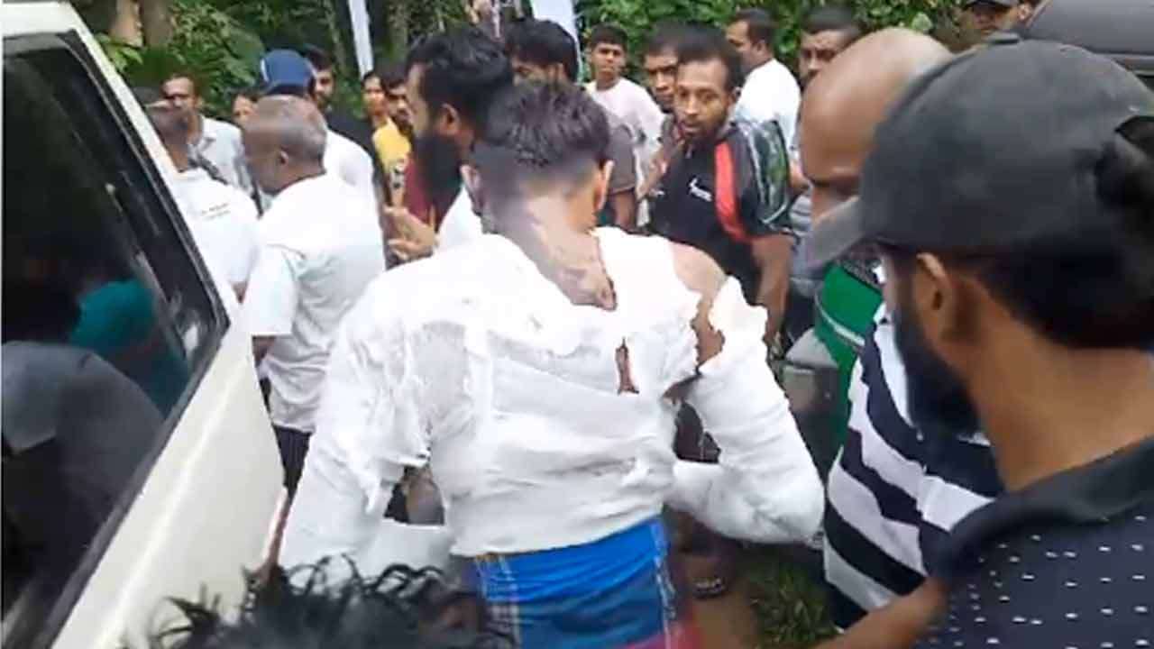 தனக்காக உயிரை விட்ட தந்தைக்கு இறுதி மரியாதை செலுத்த வந்த மகன்!