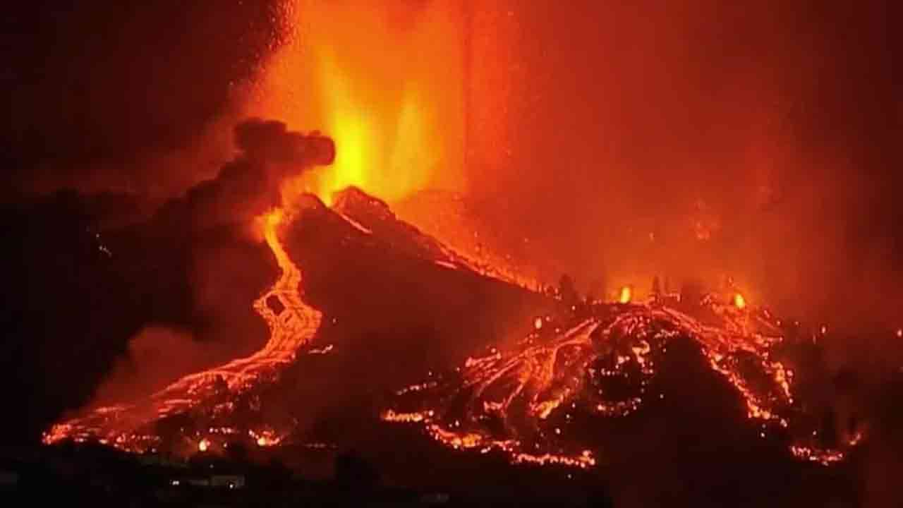 எரிமலை வெடித்து சிதறியதில் 9 பேர் உயிரிழப்பு!