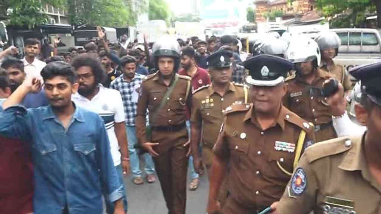 ஸ்ரீ ஜயவர்தனபுர பல்கலை மாணவர்களின் எதிர்ப்பு பேரணி