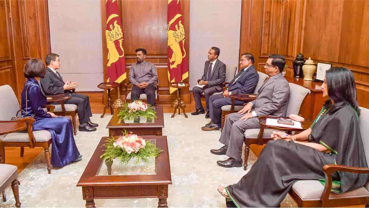 தூதுவர்கள் இருவர் ஜனாதிபதியிடம் நற்சான்று பத்திரங்கள் கையளிப்பு